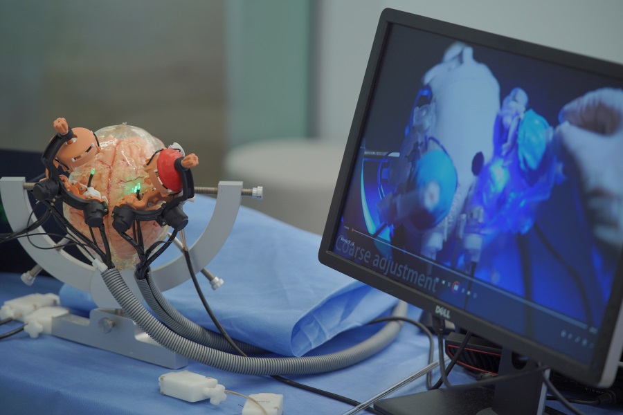 Imagen: El posicionador robótico interactivo está diseñado específicamente para la neurocirugía estereotáctica guiada por resonancia magnética (foto cortesía de la Universidad de Hong Kong)